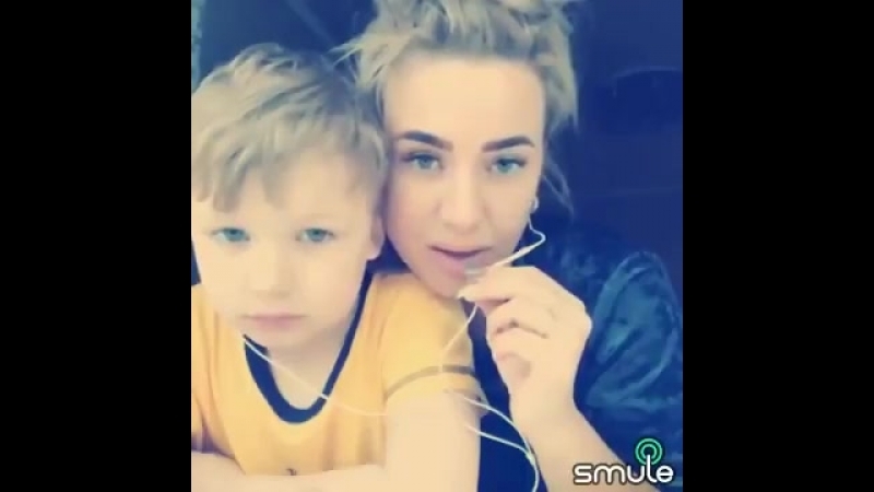 Мама и сын красиво спели