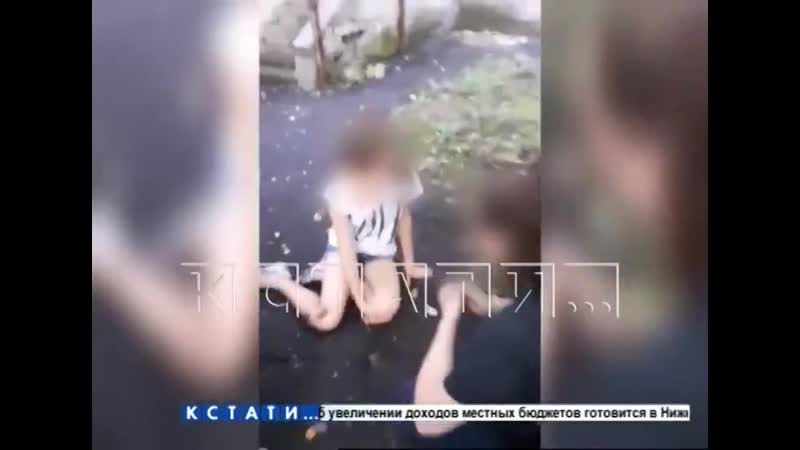Школьницы избивают девочку инвалида Рифмы и