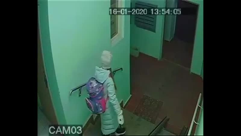 Девочка обманула педофила в подъезде.