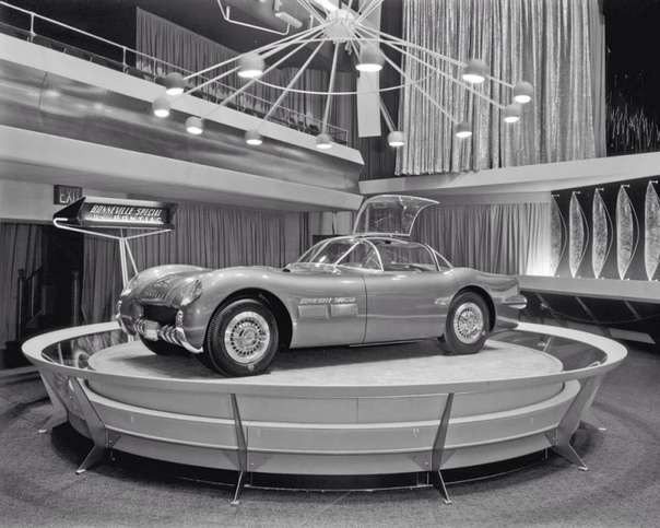 Шоу-кар Pontiac Bonneville Special Спортивный автомобиль был создан дизайнерами автомобильной фирмы Pontiac, структурным подразделением американского автомобильного концерна General Motors,