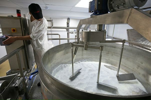 молочная сыворотка завод. оборудования для переработки сыворотки молока. установки для сгущения сыворотки. милкавита завод. утилизация сыворотки.