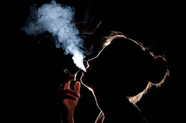 Курящий человек возле больницы. Табачный дым эстетика. Цитаты про сигареты. Сигаретный дым. Кури оставь мне.