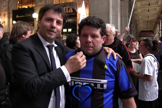 Sorpreso juventino con la maglia dell’Inter. di Giuseppe Bennica