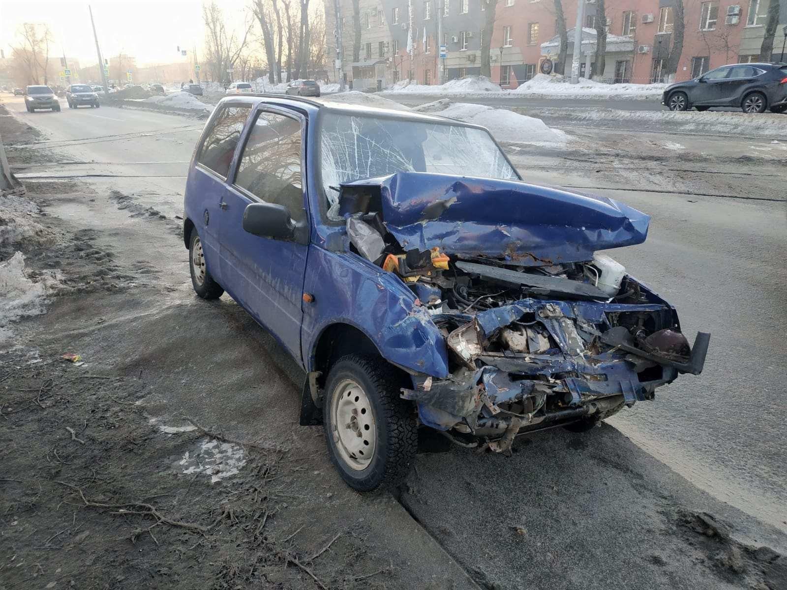 «Оку» зажевало: на Заводском шоссе произошло ДТП с трамваем Это картинка