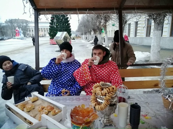 😍И вот снова на городской площади собрался народ...