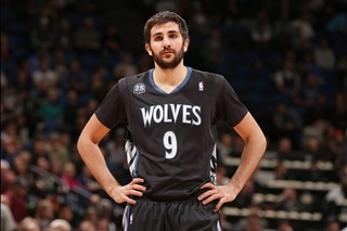 Ricky Rubio pulls off the IMPOSSIBLE 3/4 court alley-oop pass!