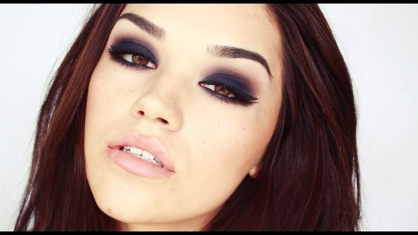 Intense blue smokey eyes make up